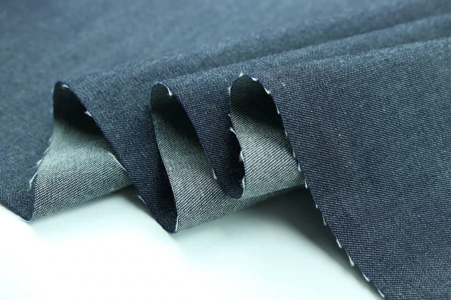 Tecido jeans dobrado em close-up